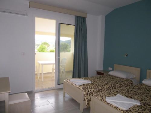 斯达林Christakis的酒店客房设有两张床和一个阳台。
