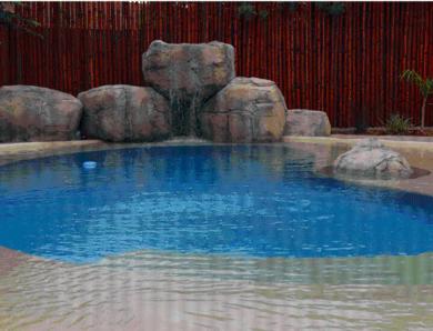 Kirkwood克奈霍夫宾馆的动物园内带瀑布的大型游泳池