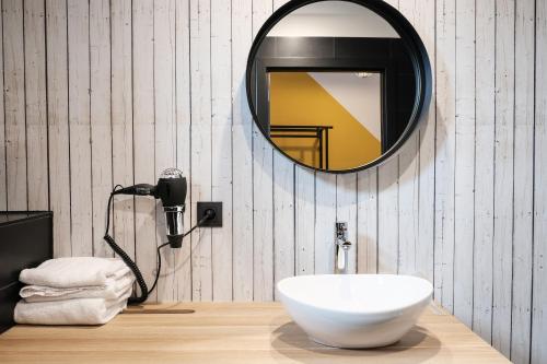 梅赫伦海特安加酿酒厂酒店的浴室设有白色水槽和镜子