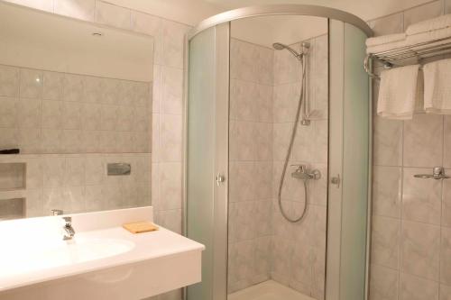 奥拉迪亚格言酒店的带淋浴和盥洗盆的浴室