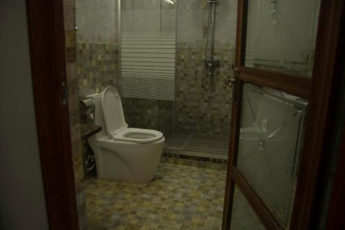 达累斯萨拉姆Zimbo Golden Hotel的一间带卫生间和淋浴的浴室