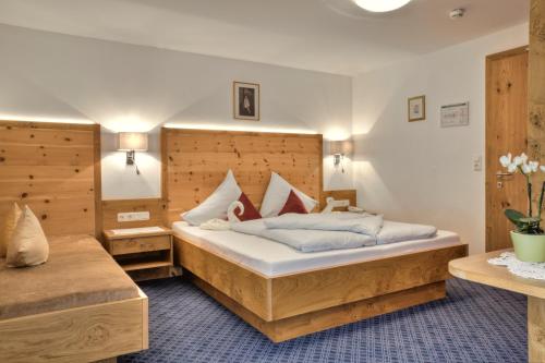 塞尔赖因山谷格里斯Bergsporthotel Antonie的一间卧室,卧室内配有一张大床