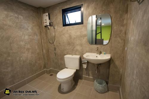 七岩查-恩伯克斯宾馆的一间带卫生间、水槽和镜子的浴室