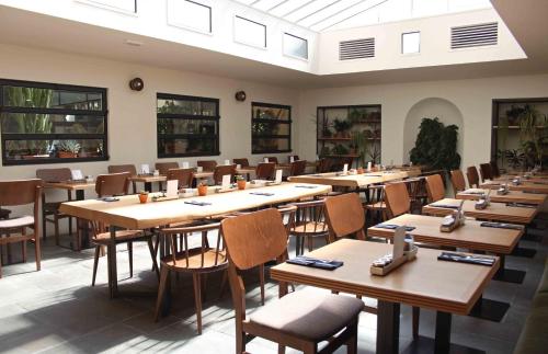 佛罗伦萨c-外交官酒店的用餐室配有木桌和椅子