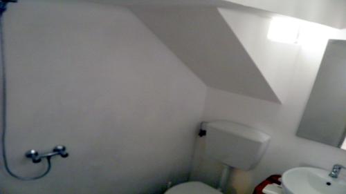 帕图A casa Letizia的一间带卫生间和水槽的浴室