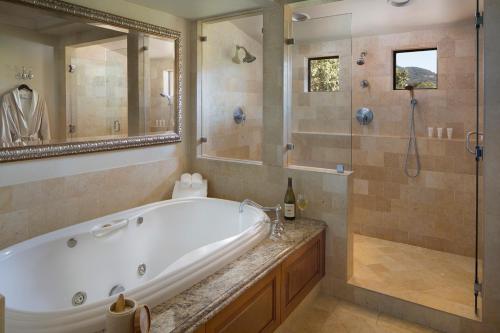扬特维尔纳帕谷小屋酒店的大型浴室设有浴缸和淋浴。