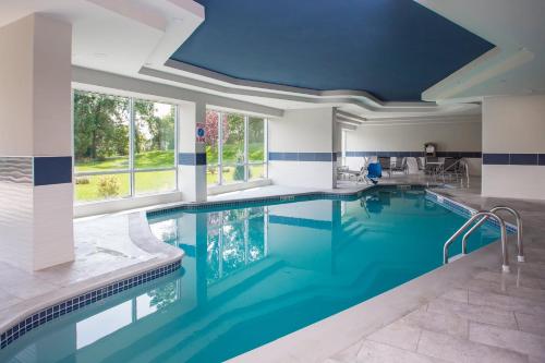 丹弗斯北岸贝斯特韦斯特优质酒店的蓝色天花板的酒店游泳池