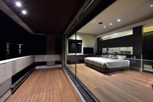二世古大利度假屋的一间卧室设有一张床和一个阳台