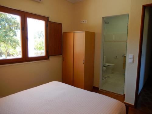 帕尔梅拉奎恩塔拉昂吉艾尔艾拉贝达住宿加早餐旅馆的一间卧室设有一张床和一个玻璃淋浴间