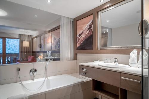 施图拜河谷新施蒂夫特麦德霍夫瑞拉克斯酒店及康体中心的带浴缸、水槽和镜子的浴室