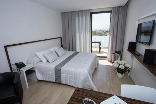 奥利瓦奥利瓦海滩公寓酒店的酒店客房设有一张床和一个阳台。