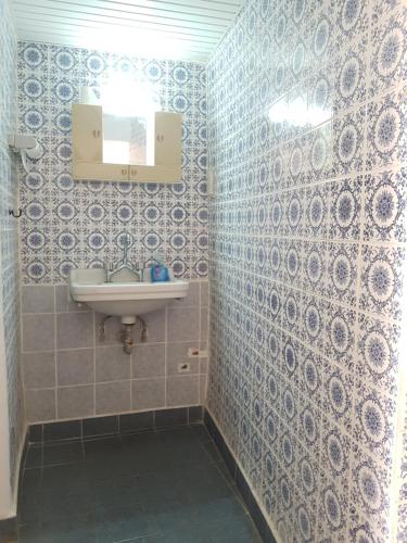 罗德镇斯塔西斯旅舍的一间带水槽和瓷砖墙的浴室
