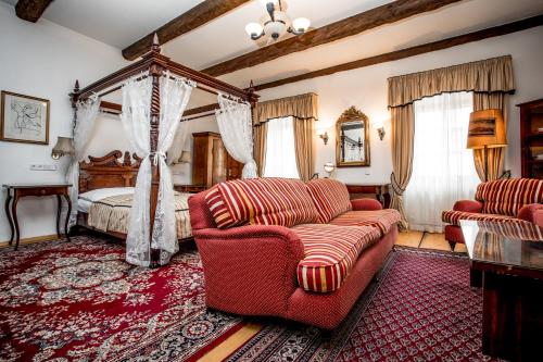 Velké ČíčoviceHotel Dvur Hoffmeister的客厅配有沙发和1张床