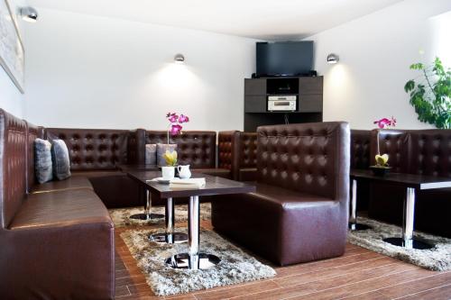 布科维纳-塔钱斯卡维拉公园旅馆的一间设有棕色皮靴和桌子的等候室