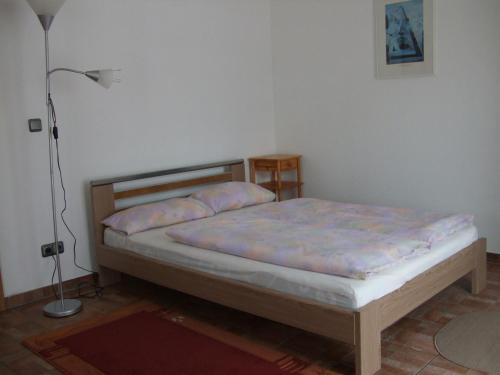 派内A2-Vermietung的一间带床的卧室,位于带灯的房间