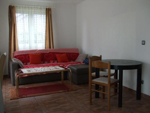 派内A2-Vermietung的客厅配有红色的沙发和桌子