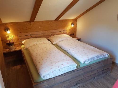 格罗萨尔Hoamalm的一张位于房间的床,上面有两个枕头