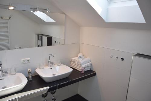 巴特比恩巴赫Ferienwohnung Leni的浴室设有2个水槽和镜子