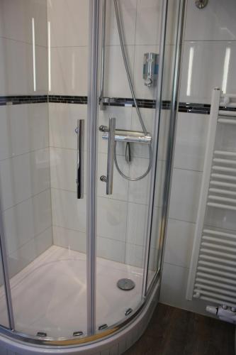 Dutenhofen巴赫曼民宿的浴室里设有玻璃门淋浴