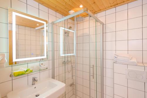 Obdach戈洛各霍乡村旅馆的带淋浴和盥洗盆的白色浴室