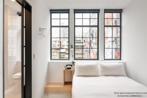 台北台北艾特文旅西门町的卧室配有白色的床和窗户。