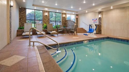 Concordville康科德维尔贝斯特韦斯特普拉斯酒店的游泳池,位于酒店带餐厅的房间内