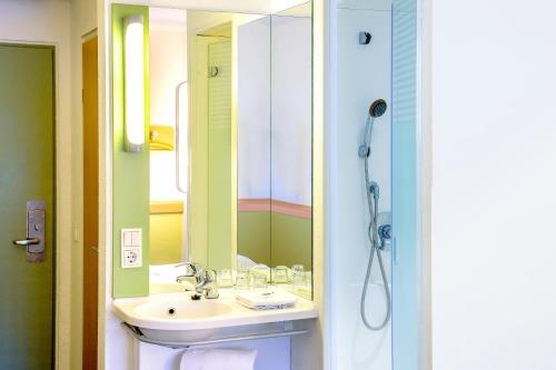 多勒Ibis Budget Dole-Choisey的一间带水槽和淋浴的浴室