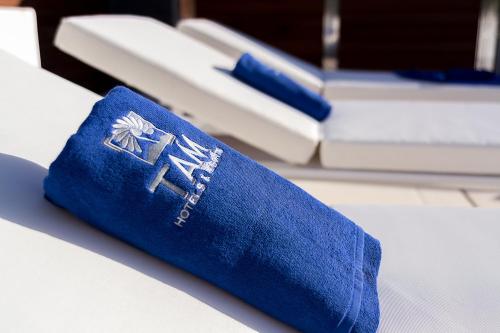 英格兰海滩Silvi Villas by TAM Resorts的坐在桌子上的一个蓝色小袜子