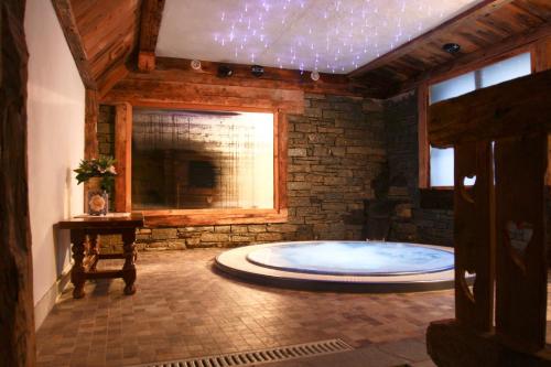 雷梅斯-诺特雷-达梅雪球酒店的一间大浴室,内设一个大浴缸