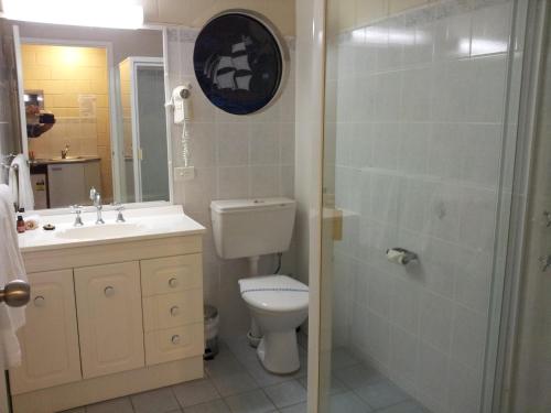 尼尔森湾海军上将纳尔逊汽车旅馆的浴室配有卫生间、盥洗盆和淋浴。