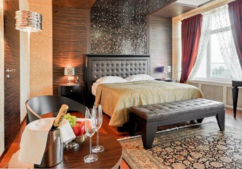 派蒂哥斯卡贝斯套酒店的一间卧室配有一张床和一张桌子及一碗水果