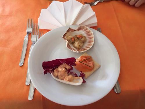 里乔内Hotel Madrid的桌上有些食物的白盘