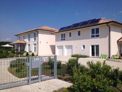 EckersdorfSana e Salva的屋顶上设有太阳能电池板的白色房屋
