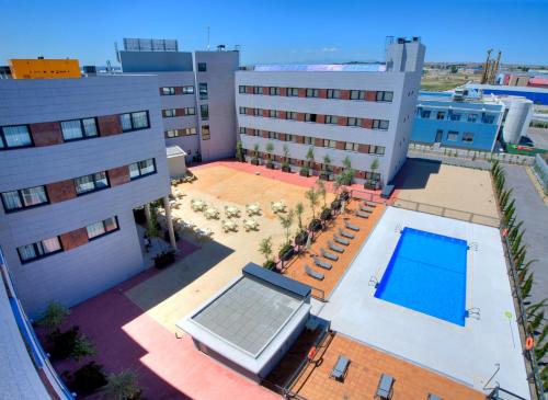 托雷洪-德阿尔多斯阿旺特机场酒店的享有带游泳池的建筑的空中景致