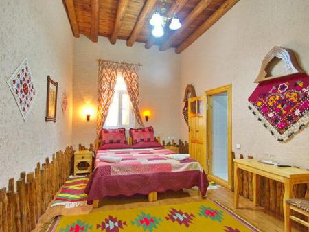 希瓦奎沙达沃扎旅馆的一间卧室,卧室内配有一张大床
