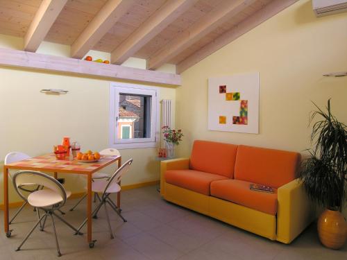 布拉诺岛卡萨诺瓦度假屋的客厅配有沙发和桌子
