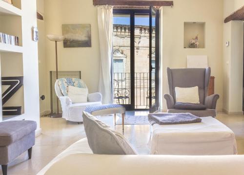 莫诺波利Casa dei Pensieri的一间带桌椅的客厅和一个阳台