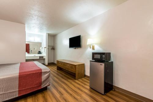 阿塔拉阿塔拉6号汽车旅馆的酒店客房带一张床和一台微波炉