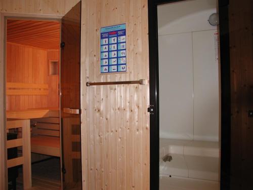 拉松迪索帕拉Gasthof Lechner的一间带木门和浴缸的浴室
