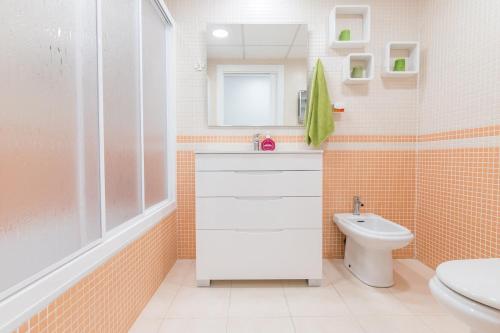 穆尔西亚Apartamento Galicia的浴室配有白色水槽和卫生间。