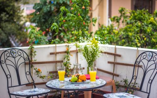 基多El Patio Hostel Quito的一张桌子,上面放着一碗水果和橙汁