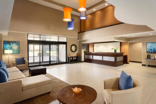 孟菲斯Country Inn & Suites by Radisson, Wolfchase-Memphis, TN的带沙发的大堂和等候室