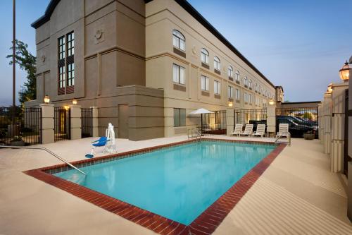 孟菲斯Country Inn & Suites by Radisson, Wolfchase-Memphis, TN的大楼前的大型游泳池