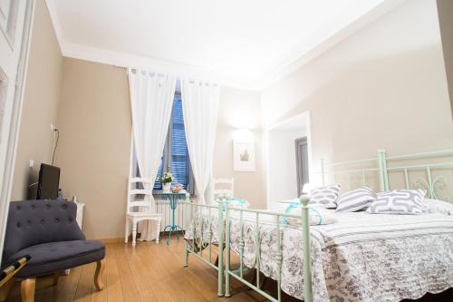 维泰博Le Erbe Guest House的一间卧室配有一张床和一张蓝色椅子
