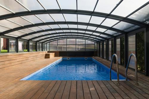 普奇塞达拉克罗萨游客普奇塞达公寓酒店的一个带玻璃天花板和木甲板的室内游泳池