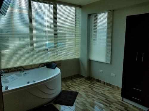 易姆佩里奥坦普Q旅馆的一间浴室