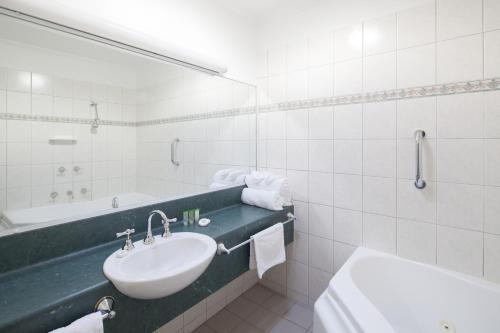 贝斯特韦斯特水晶酒店的一间浴室