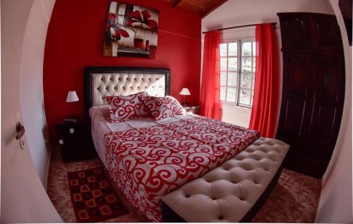 圣罗莎卡拉穆奇塔县El Zuriaco的红色的卧室设有床和窗户