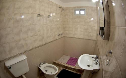 圣罗莎卡拉穆奇塔县El Zuriaco的浴室配有卫生间、坐浴盆和盥洗盆。