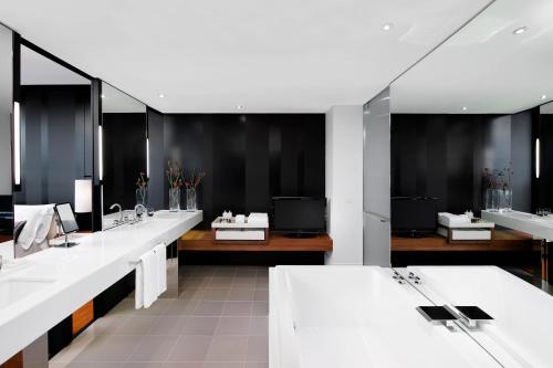 墨尔本皇冠墨尔本大都市酒店的浴室设有2个水槽和2个水槽